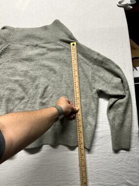 Soho & Stella Gray V-Neck Drop Shoulder Cropped Knit Sweater Size Small